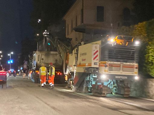 I lavori di asfaltatura di ieri notte in viale Borri all'altezza dell'Esselunga
