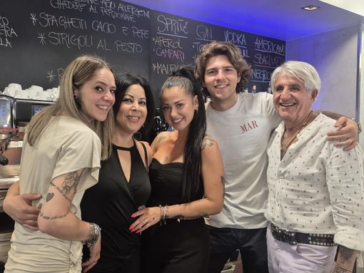 Da sinistra Francesca, Naima, Jessica, Nicolò e Saro, una bellissima squadra alla Bussola di viale Belforte a Varese