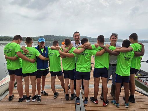 Sara Bertolasi, a destra in foto e sotto in gallery, abbraccia i ragazzi "Liberi di remare"