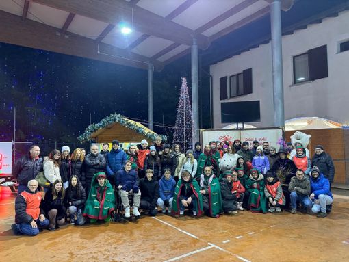 Leggiuno, quando le lucine di Natale illuminano i cuori. Anche in estate