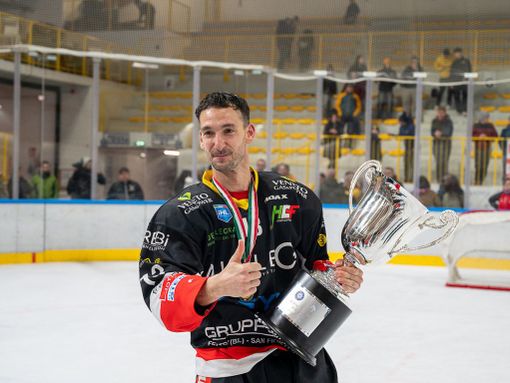 Martin Kadlec con la Coppa Italia vinta a Varese (foto Galbiati)