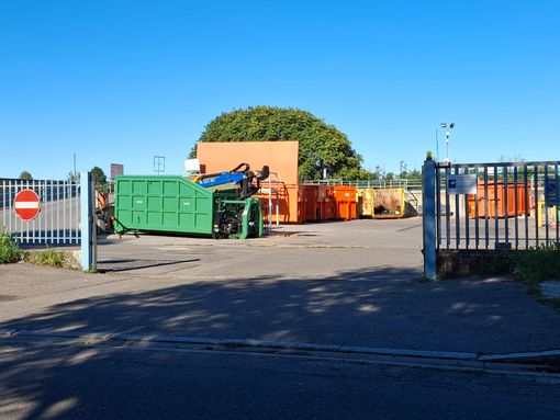 Niente vetro al centro multiraccolta, problema superato dopo lo stop Niente vetro al centro multiraccolta, problema superato dopo lo stop