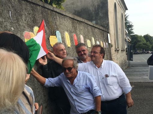 Una delle passate edizioni della cerimonia delle piastrelle sul lungolago di Ispra Una delle passate edizioni della cerimonia delle piastrelle sul lungolago di Ispra