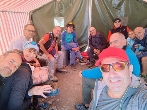 Il gruppo di appassionati varesini al campo base pronto a scalare il monte Ararat