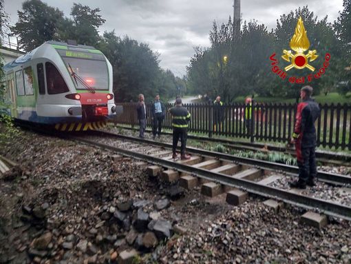 Maltempo, nel Lecchese treno fermato a pochi metri da una voragine Maltempo, nel Lecchese treno fermato a pochi metri da una voragine