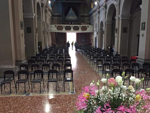 L'interno della chiesa parrocchiale di Travedona L'interno della chiesa parrocchiale di Travedona