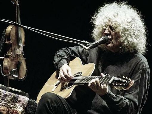 Angelo Branduardi in una foto tratta dal suo profilo ufficiale di Facebook Angelo Branduardi in una foto tratta dal suo profilo ufficiale di Facebook