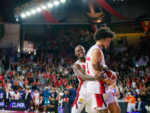 Moore abbraccia Nkamhoua mentre il Lino Oldrini esplode: finalmente Varese... (Foto Fabio Averna) Moore abbraccia Nkamhoua mentre il Lino Oldrini esplode: finalmente Varese... (Foto Fabio Averna)