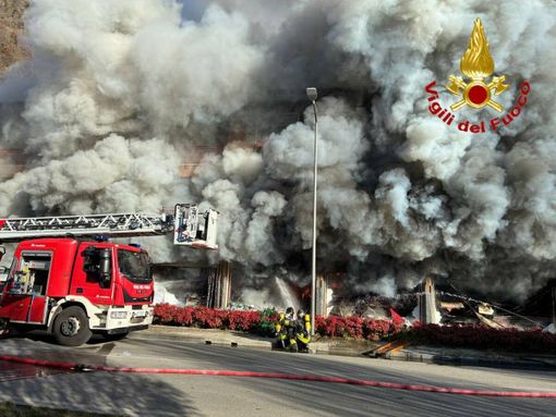 Lo spaventoso incendio in un negozio di Laveno