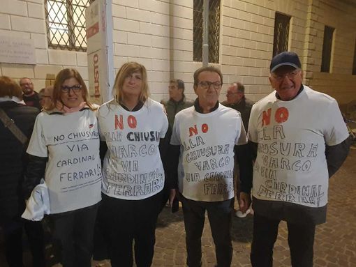 La protesta dei residenti di via Cardinal Ferrari davanti al municipio