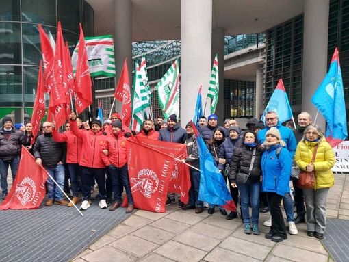 La manifestazione di protesta dei lavoratori della Beko in piazza al Pirellone
