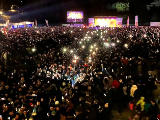 La fiaccola olimpica entra ai Giardini Estensi di Varese in un mare di folla La fiaccola olimpica entra ai Giardini Estensi di Varese in un mare di folla