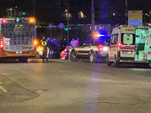 Le operazioni di soccorso per la donna investita questa sera in piazzale Trento a Varese Le operazioni di soccorso per la donna investita questa sera in piazzale Trento a Varese