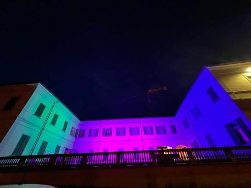 Il palazzo comunale di Sesto Calende illuminato