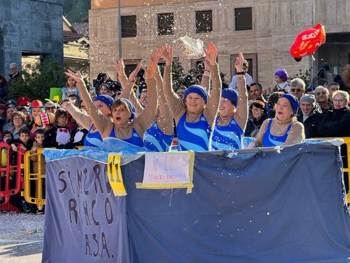 Uno dei tanti "gruppi allegorici" in sfilata oggi a Varese (tutte le foto di Samuele Lucchi)