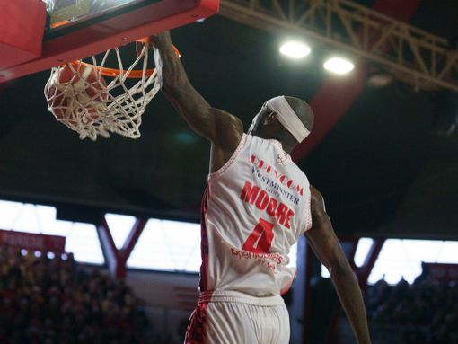 Moore schiaccia, Varese vince (foto Averna)