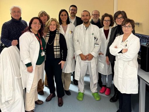 Da sinistra, senza camice: Rosario Casalone, Valeria Caruso, Tania Jemoli, Giulio Broggini, Dario Grisostolo, Paola Granata; a destra con camice in primo piano Rossana Righi e personale della parte del personale della struttura