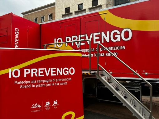 Il truck di Io Prevengo in piazza Monte Grappa a Varese