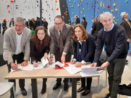 La firma del protocollo tra istituzioni questa mattina nella nuova palestra di arrampicata di San Fermo: da sinistra Giuseppe Carcano, dirigente dell’Ufficio Scolastico Territoriale, la preside dell’Istituto comprensivo Varese 1 Caterina Gioia, il preside del Liceo Scientifico Marco Zago, la rettrice dell'Insubria Maria Pierro  e  il sindaco Davide Galimberti