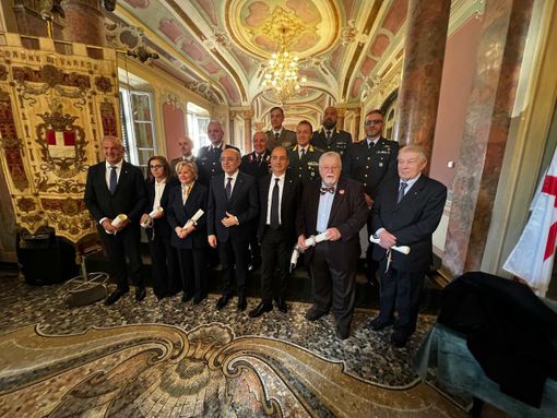 I tredici cittadini premiati con le onorificenze dell'Ordine al Merito della Repubblica Italiana indicate dal presidente Sergio Mattarella e consegnate dal prefetto Salvatore Pasquariello