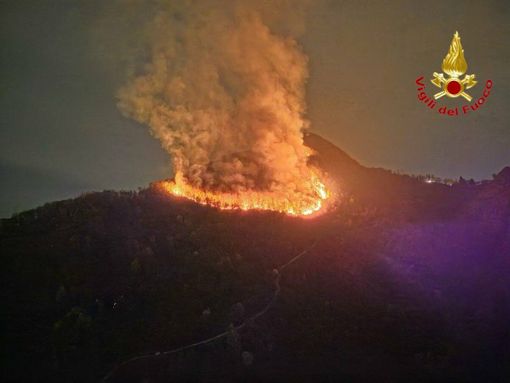 Il fronte dell'incendio di Laveno nella notte tra Pasqua e Pasquetta