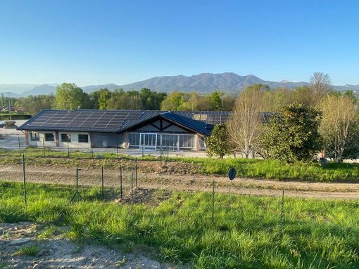 Ecco, vista dalla sua entrata sulla provinciale nei pressi di Bodio, la nuova "Casa Agricola" Ecco, vista dalla sua entrata sulla provinciale nei pressi di Bodio, la nuova "Casa Agricola"