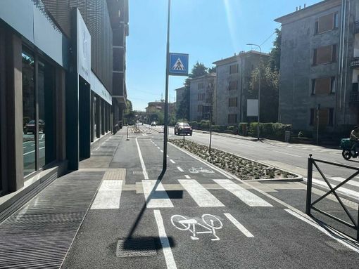 Il palo "della discordia" in viale Belforte Il palo "della discordia" in viale Belforte