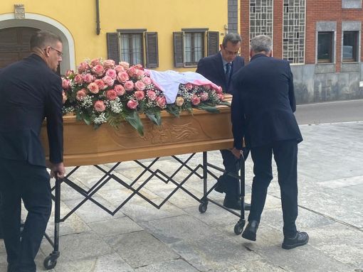 Ebe Serri, accompagnate dalle rose e dalla maglia bianca e rosa numero 11 della Varesina con la scritta "Lotta. Sempre", ha ritrovato il suo Umberto "Tino" Belletti