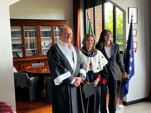Gerry Scotti con la rettrice dell'Università dell'Insubria Maria Pierro e il ministro dell'Università e della Ricerca Anna Maria Bernini Gerry Scotti con la rettrice dell'Università dell'Insubria Maria Pierro e il ministro dell'Università e della Ricerca Anna Maria Bernini