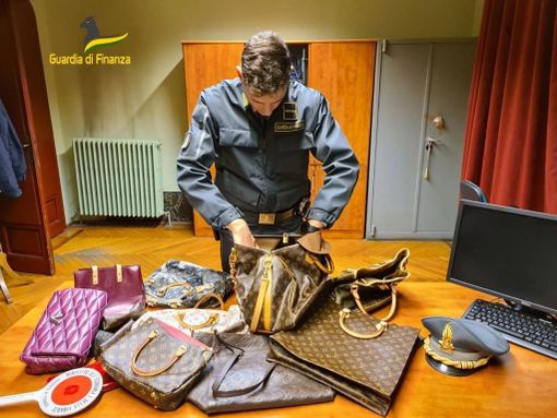 Contabile infedele "prelevava" i soldi dai conti delle aziende per fare la bella vita: arrestata