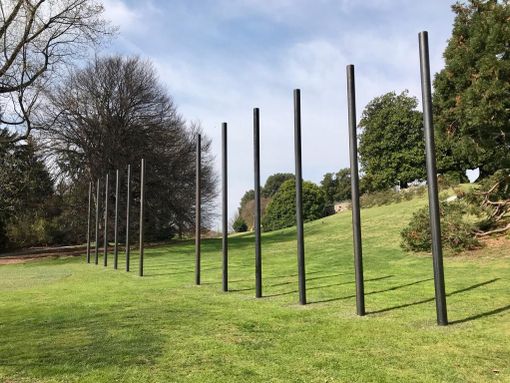 La nuova opera d’arte nel parco di Villa Panza: si chiama Twelve Part Vertical Pipe Piece, dell’artista americano Jene Highstein La nuova opera d’arte nel parco di Villa Panza: si chiama Twelve Part Vertical Pipe Piece, dell’artista americano Jene Highstein