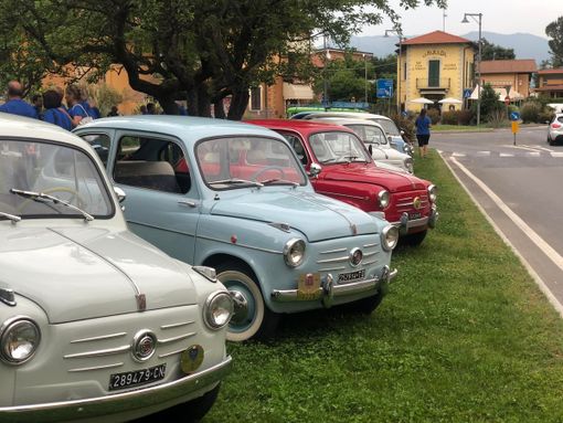 FOTO. Le Fiat 600 d'epoca conquistano i laghi e la Valceresio FOTO. Le Fiat 600 d'epoca conquistano i laghi e la Valceresio