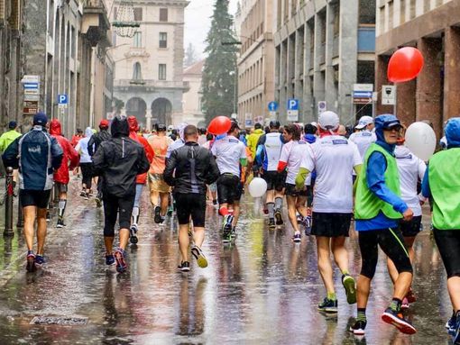 Un'immagine dell'edizione 2019 della Varese City Run (foto dalla pagina Facebook dell'organizzazione)
