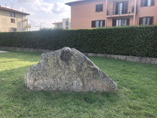 Il masso ripulito ad Arcisate