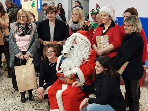 Lo staff dell'asilo "Sala" di Bardello in una foto di repertorio