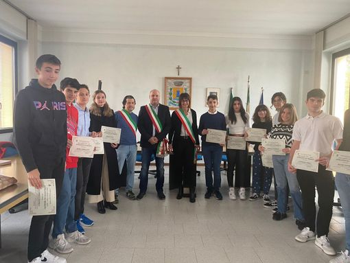 La consegna delle borse di studio agli studenti meritevoli dei Comuni di Bardello, Malgesso e Bregano
