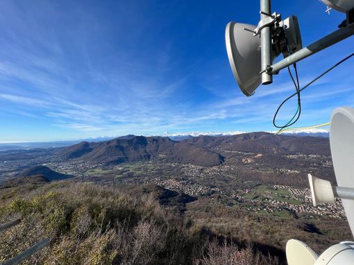 Le "antenne" della videosorveglianza attive sul Monte Orsa (foto dalla pagina Facebook del sindaco Mulas)
