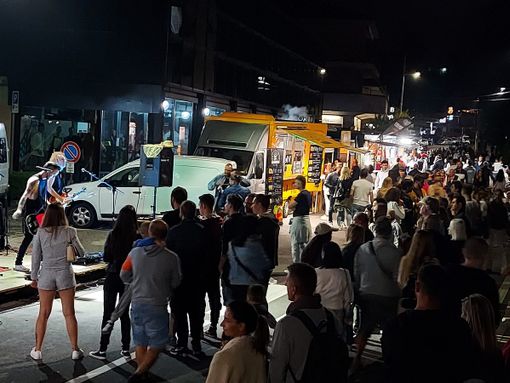 VIDEO E FOTO. La pioggia non batte la Notte Bianca della Besozzo più bella e i fuochi d'artificio illuminano il Faro VIDEO E FOTO. La pioggia non batte la Notte Bianca della Besozzo più bella e i fuochi d'artificio illuminano il Faro