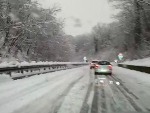 VIDEO. La superstrada Besozzo-Vergiate invasa dalla neve VIDEO. La superstrada Besozzo-Vergiate invasa dalla neve