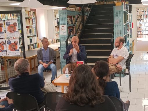 In Biblioteca a Gavirate, Biagio Maglienti (al centro), Davide Marelli (a sinistra) e Nicolò Gaspari (a destra)
