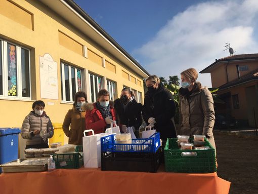 Un momento della "polentata" organizzata domenica dal comitato genitori della scuola primaria di Bogno a Besozzo