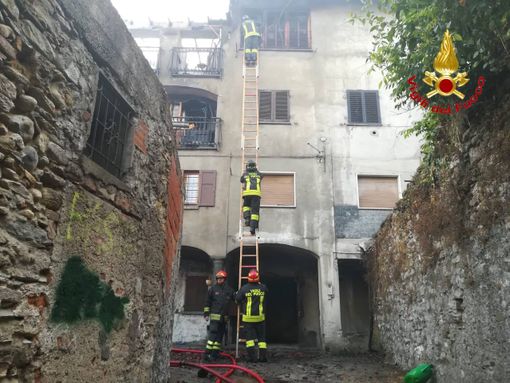 Incendio di una casa nel centro storico di Brenta, edificio dichiarato inagibile