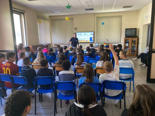 VareseNoi entra a scuola: una mattinata con le classi quinte della Scotti di Laveno VareseNoi entra a scuola: una mattinata con le classi quinte della Scotti di Laveno