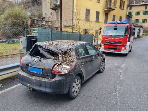 Una delle auto in sosta colpita dalla frana a Cadegliano Viconago