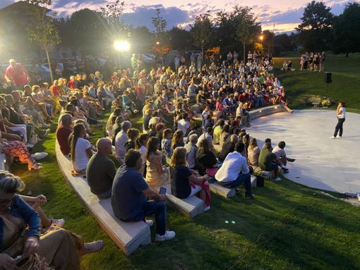 L'anfiteatro di Cadrezzate con Osmate pieno di spettatori (foto dalla pagina Facebook del Comune) L'anfiteatro di Cadrezzate con Osmate pieno di spettatori (foto dalla pagina Facebook del Comune)