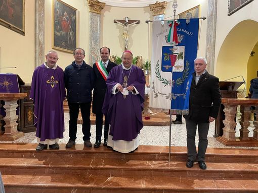 La visita a Caravate del vescovo di Como. Il sindaco: «Ci ha fatto sentire centro e non periferia della Diocesi»