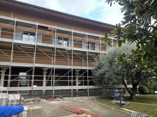 I ponteggi montati sul municipio di Castronno (foto dalla pagina Facebook del sindaco)