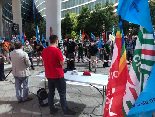 Cgil, Cisl e Uil lombarde ancora in piazza a Milano: «Ripensiamo al ruolo degli ospedali» Cgil, Cisl e Uil lombarde ancora in piazza a Milano: «Ripensiamo al ruolo degli ospedali»