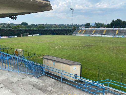 Il Chinetti diventerà una piccola "bombonera". Sotto nella gallery l'area dei campi dietro alla tribuna coperta dove verrà posato il sintetico e che s'ingrandirà