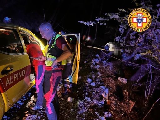 Auto in una scarpata a Casalzuigno, interviene il Soccorso Alpino